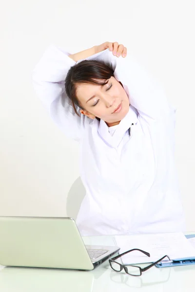 Unavený japonské ženské doktor z práce — Stock fotografie