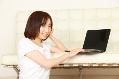 Bilgisayar olan Japon kadın