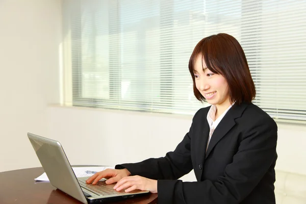 Giovane donna d'affari giapponese con computer — Foto Stock