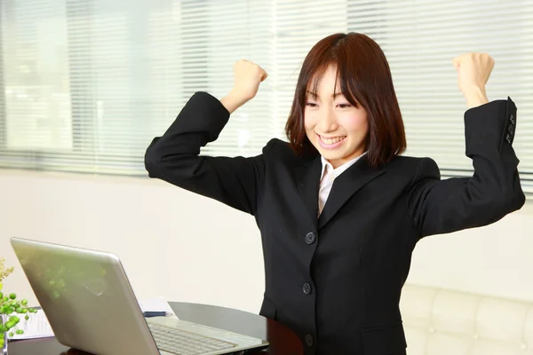 Joven mujer de negocios japonesa complacido —  Fotos de Stock