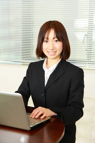 Joven mujer de negocios japonesa con computadora — Foto de Stock