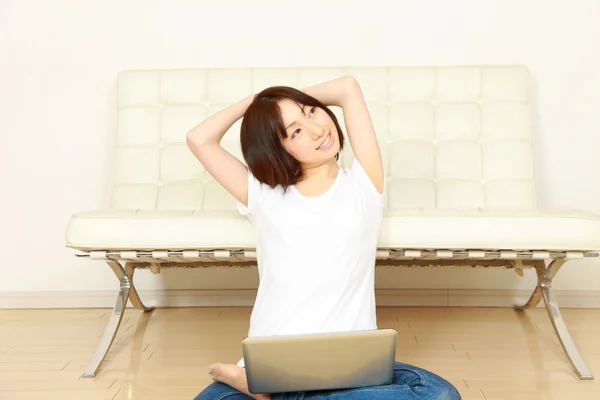 Jovem mulher japonesa com computador — Fotografia de Stock