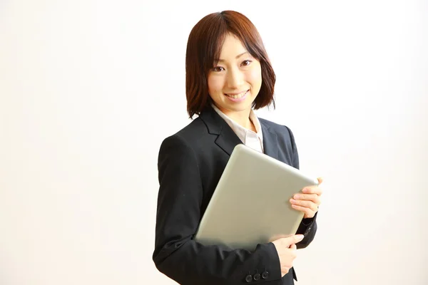 Joven mujer de negocios japonesa con computadora —  Fotos de Stock