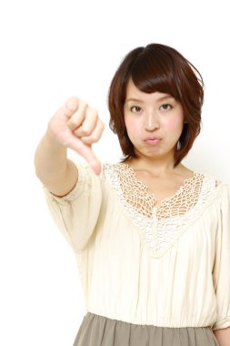 Başparmak aşağı jest kadınla