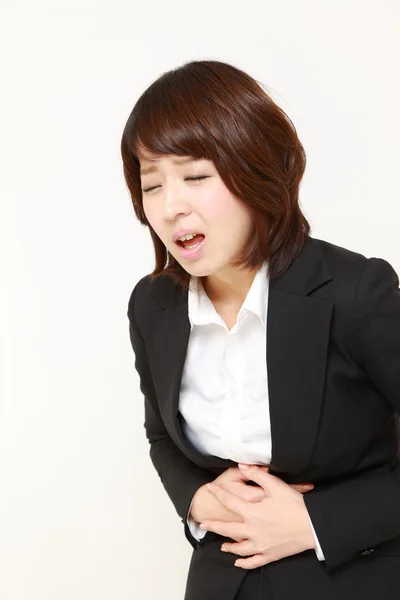 Femme d'affaires souffre de maux d'estomac — Photo