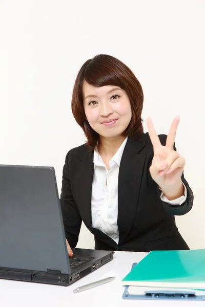 Japonais femme d'affaires montrant un signe de victoire — Photo