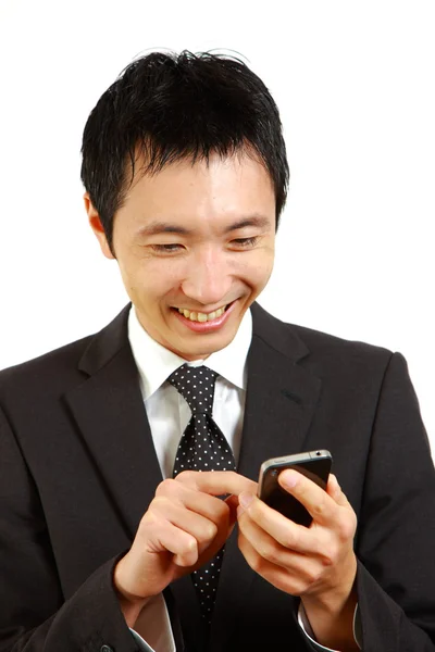 Hombre de negocios japonés con smartphone — Foto de Stock