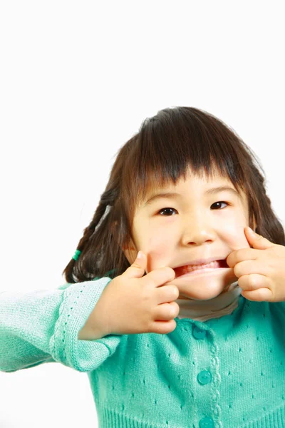 Pequeña chica japonesa jugar el tonto — Foto de Stock