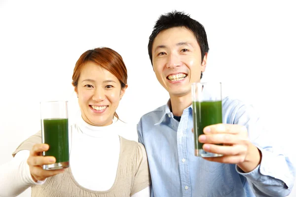Japanese couple having green vegetable juice — Stock Photo, Image