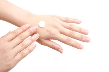 Eller için el kremi uygulama