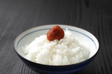 Japon salamura erik ile buğulanmış pirinç　