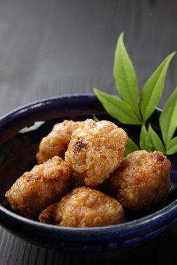 Japon usulü kızarmış tavuk.