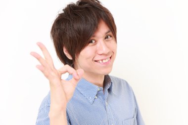 Genç Japon gösteren mükemmel işareti adam