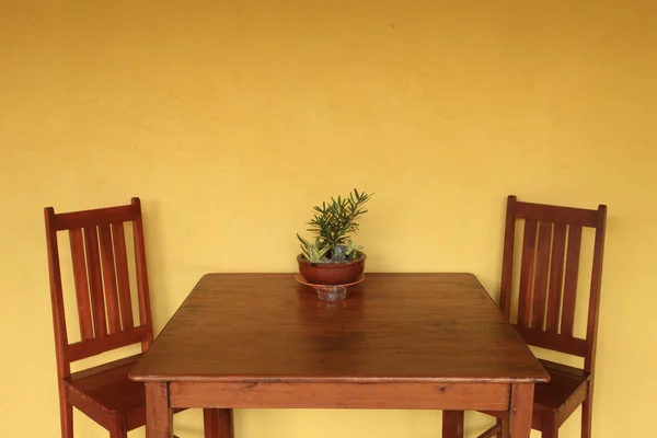 Mesa de comedor con pared amarilla — Foto de Stock