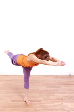 Genç Japon kadın Yoga yapıyor savaşçı 3 poz