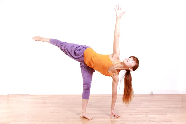 Unga japanska kvinnan gör Yoga "half moon pose" — Stockfoto