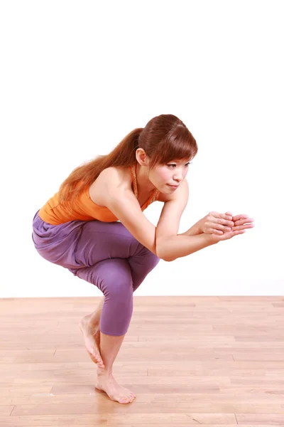 Joven japonesa mujer haciendo YOGA águila pose —  Fotos de Stock