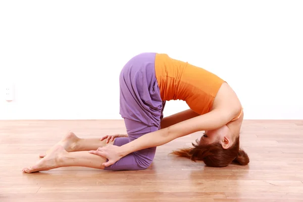 Junge Japanerin macht Yoga — Stockfoto