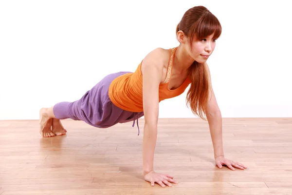 Joven japonesa mujer haciendo push-up — Foto de Stock