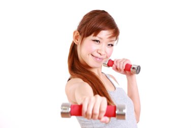 Genç Japon kadın dumbbell egzersizleri yapıyor