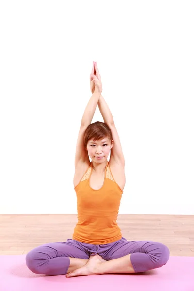 Junge Frau macht Yoga — Stockfoto