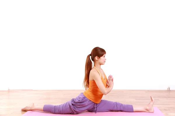 Yoga yaparken genç Japon kadın — Stok fotoğraf