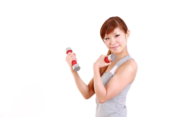 Jovem mulher japonesa fazendo exercícios de halteres — Fotografia de Stock