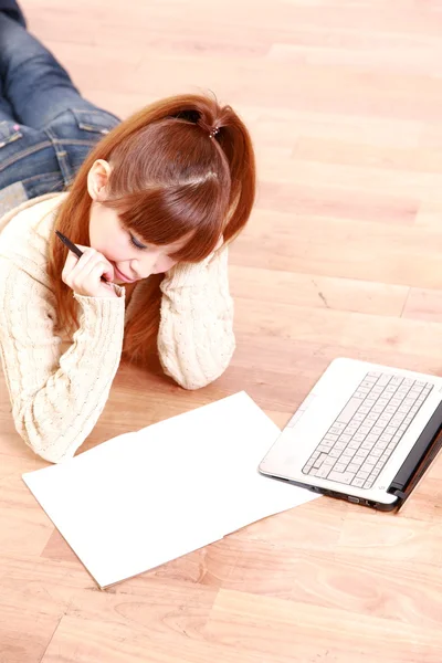 Japonês jovem mulher com computador portátil pensa em algo — Fotografia de Stock