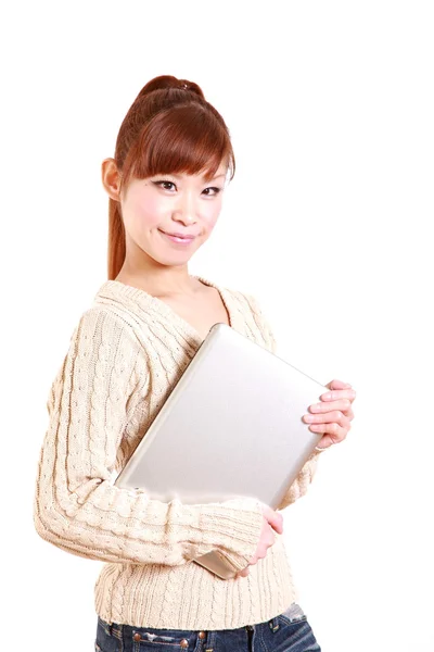 Młoda Japonka z komputera przenośnego — Zdjęcie stockowe