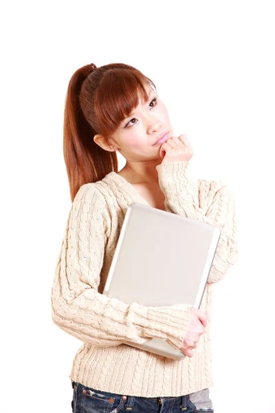 Japonês jovem mulher com computador portátil pensa em algo — Fotografia de Stock