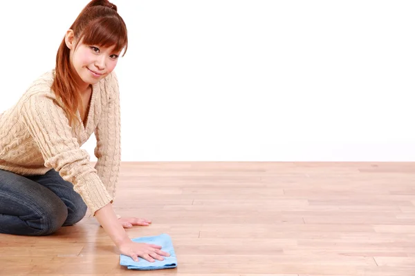 Young Japanese woman wipes the floor — Stock Photo, Image