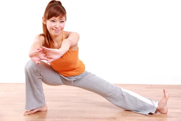 Japanse vrouw doen Stretch — Stockfoto