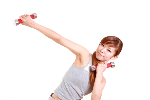 Jovem mulher japonesa fazendo exercícios de halteres — Fotografia de Stock