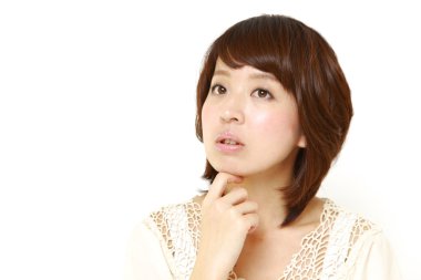 bir şey hakkında kadın olduğunu düşünüyor