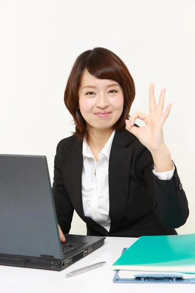 Japonesa mujer de negocios mostrando perfecto signo —  Fotos de Stock