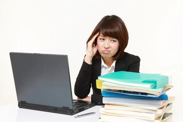 Businesswoman shrinks from overtime work — Stock Photo, Image