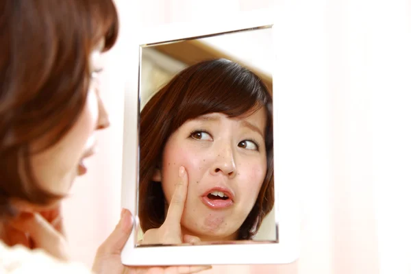 Joven mujer japonesa se preocupa por la piel seca áspera — Foto de Stock