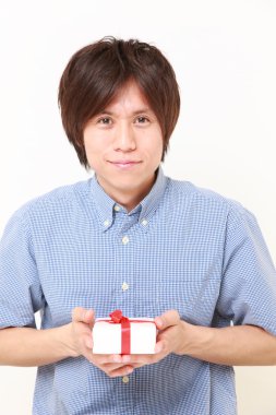 Japon delikanlı bir hediye sunuyor