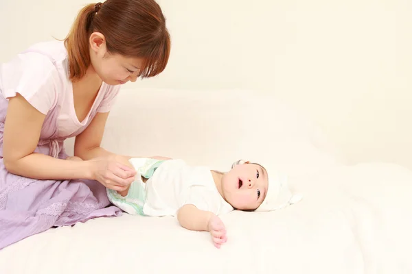 Diaper change — Stock Photo, Image