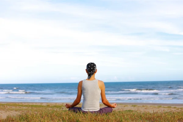 Muž sedí a meditací — Stock fotografie