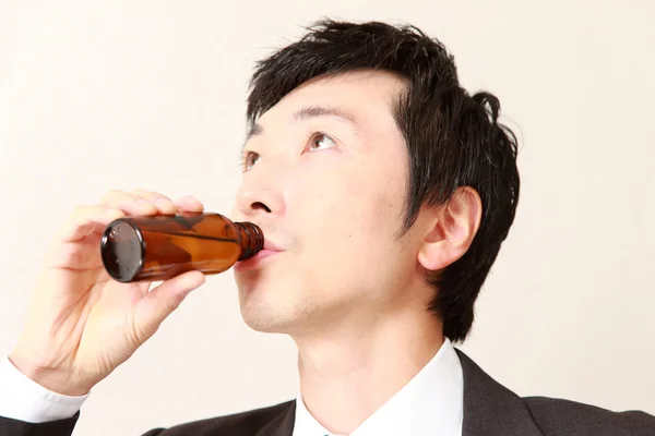 Empresário bebe bebida vitamínica — Fotografia de Stock