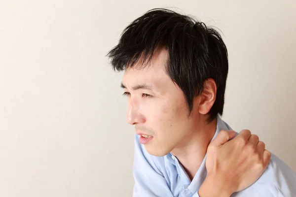 Człowiek cierpi na ból szyi — Zdjęcie stockowe