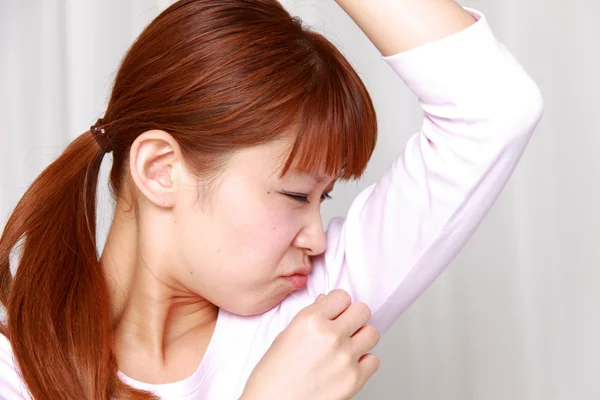 Frau sorgt sich um Körpergeruch — Stockfoto