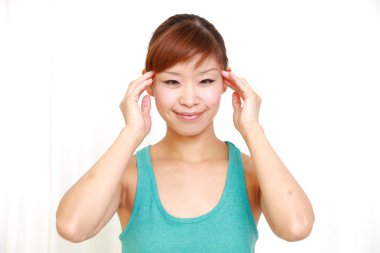 Genç kadının kendini baş masajı yapması