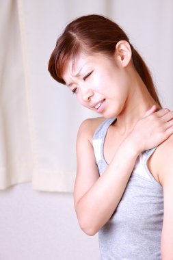 Sert boyun genç Japon kadın muzdarip