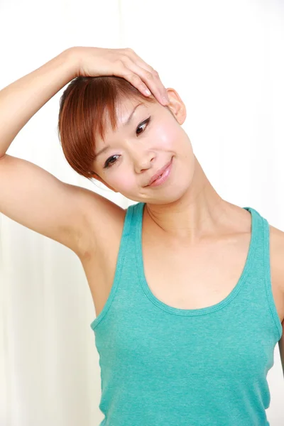 Genç kadının boyun streç yapması