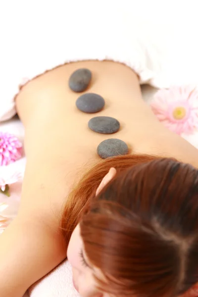 Mulher recebendo terapia de pedra — Fotografia de Stock
