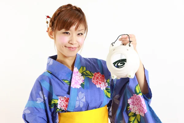 Japanse vrouw met mug spoel — Stockfoto