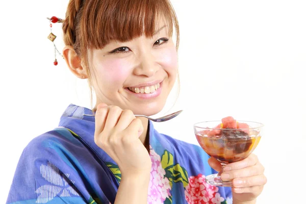 Jonge vrouw in kimono met Japanse traditionele bean jam dessert dragen — Stockfoto