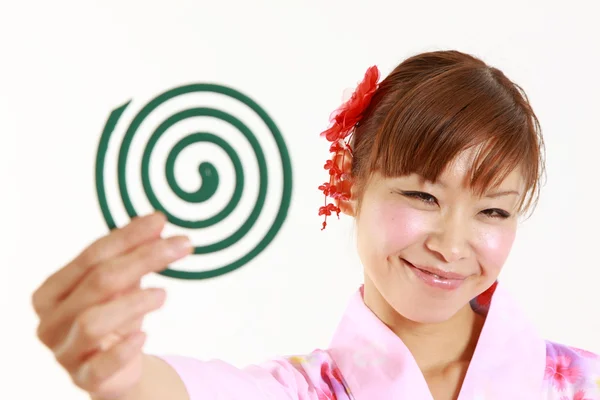 蚊取り線香と日本人女性 — ストック写真
